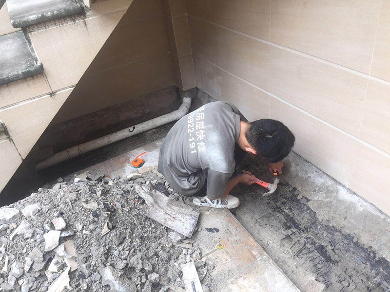 露臺防水維修：1、在露臺防水施工過程中應當使用相應的涂膜防水材料，而且所使用的防水材料應當符合于國家的相關(guān)規(guī)定，并且具有商品相應的合格證書;在進行露臺防水材料的施工過程中，其表面應當保持平坦，不可以有空鼓及開裂等現(xiàn)象，其底層的含水率同時也需要達到標準。  2、對于防水層的設計應當從地面一直延伸到墻面，在露臺防水材料的施工過程中應當與順流水方向搭接，可以采用兩層以上的玻纖布來進行上下的搭接；再者就是保護層的水泥砂漿的厚度與強度也必須符合規(guī)定，在施工過程中嚴禁損壞防水層，而且要做好排水的疏通工作，不可以有積水倒坡的情況。