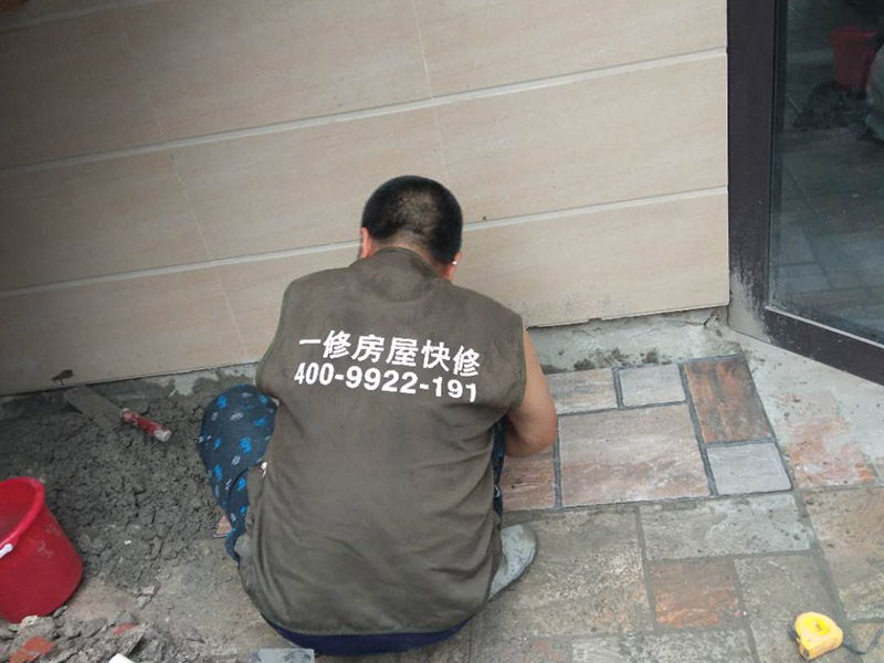 露臺(tái)瓷磚鋪貼:地面磚鋪貼前應(yīng)浸水潤(rùn)濕。鋪貼前應(yīng)進(jìn)行對(duì)色、拼花、應(yīng)根據(jù)設(shè)計(jì)要求確定結(jié)合層砂漿厚度,拉十字線控制其厚度和石材、地磚平整度。結(jié)合層砂漿宜采用體積干硬性水泥砂漿,厚度宜高出實(shí)鋪厚度2&mdash;3毫米。鋪貼前應(yīng)在水泥砂漿上刷一道素水泥漿。石材、地面磚鋪貼時(shí)保持水平就位,用橡皮錘輕擊使其與砂漿粘結(jié)緊密,同時(shí)調(diào)整其表面平整度及縫寬。鋪貼后應(yīng)及時(shí)清理表面,24小時(shí)后勾縫。