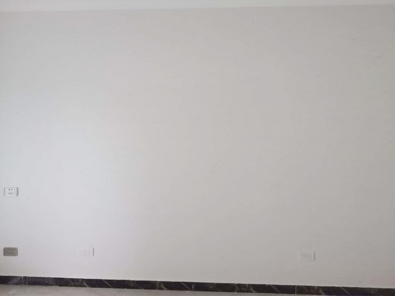 墻面硅藻泥維修： 1. 一般墻面基底材料為水泥、木工板、石膏板等，如其基底材料為同一種物質(zhì)，可按做墻面乳膠漆所需要的要求進行上膩子，打磨平整就可以 　 　2.如基底材料為同一物質(zhì)，但有接縫的，可以用網(wǎng)格布先貼上接縫再處理（考慮到熱脹冷縮，所以細縫不必要填充滿），再進行上膩子，打磨平整。 　 　3.如基底材料為不同材料（如水泥墻和木工板墻拼接，水泥墻和石膏板墻拼接，木工板墻和石膏板墻拼接等），接縫處理就要用的確良布或無紡布，加白膠進行處理。