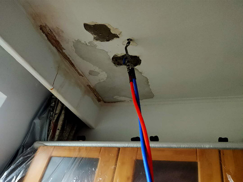 頂面墻面反水固化：1、表面處理：剛施工好的地面不要立馬涂地坪漆，地面灰塵、污漬要清理干凈；2、噴涂環(huán)氧封閉底涂料：如果地坪標(biāo)間有間隙，較為粗糙，要對(duì)地坪表面處理干凈再進(jìn)行涂抹；3、地坪漆配置：在地坪漆加入稀釋劑，使它滲透到地面內(nèi)層、增加防透性。