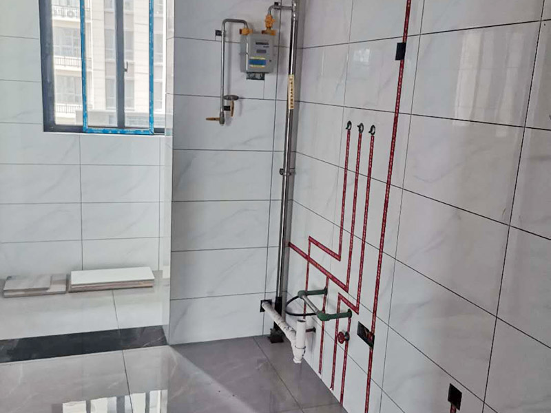 全屋電路走線：一、開槽不能太用力，工人需要按照電路圖的指示，在墻地面相應(yīng)的位置開槽，千萬不能進(jìn)行盲目施工或者隨意開槽埋管，以免破壞承重墻。另外，槽道的轉(zhuǎn)角處要做好圓角處理，以防轉(zhuǎn)角處尖銳的直角刮破穿線管。 二、電線一定要穿管 電線不能直接埋入墻內(nèi)，一定要穿過PVC管，否則就容易老化與損壞，而且后期維修起來也比較困難。也就是說，不把墻體重新鑿開，都無法對(duì)電線進(jìn)行更換。 三、一根管內(nèi)電線不能太多一根管道中的電線，不能超過管道橫截面積的40%。一般一根管道內(nèi)可以傳入三根電線，如果電線太多，不僅會(huì)影響管道的正常使用壽命，而且還會(huì)增加安全隱患。 四、強(qiáng)弱電線要分開 強(qiáng)電的管道不能與弱電的管道位于同一個(gè)凹槽內(nèi)。強(qiáng)電線更是不能與弱電線穿進(jìn)同一根管道內(nèi)，否則強(qiáng)電線通電時(shí)產(chǎn)生的電磁波會(huì)對(duì)弱電信號(hào)產(chǎn)生很大的影響。另外，如果強(qiáng)電線管道與弱電線管道相交了，那就需要用鋁箔紙包裹住兩者的相交部分。五、強(qiáng)弱電要分色區(qū)別在電路改造</a>時(shí)，火線、零線和接地線應(yīng)該用不同顏色的電線來表示。一般情況下，火線用紅色或黑色的線表示，零線用綠色或藍(lán)色的線表示，接地線用黃綠相間的雙色線表示。另外，強(qiáng)電和弱電的穿線管也要注意顏色區(qū)分，強(qiáng)電的穿線管通常使用紅色的管子，弱電的穿線管使用綠色或藍(lán)色的管子。 六、管道內(nèi)要無接頭，電線線路需要彎曲或分支時(shí)，一定要使用專門的彎頭和護(hù)套盒進(jìn)行連接。如果電線不夠長(zhǎng)，要在護(hù)套盒內(nèi)連接，從而保證穿線管內(nèi)的電線沒有接頭。