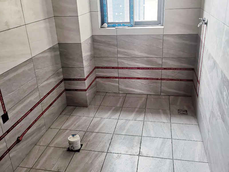 全屋電路走線：一、開槽不能太用力，工人需要按照電路圖的指示，在墻地面相應(yīng)的位置開槽，千萬不能進(jìn)行盲目施工或者隨意開槽埋管，以免破壞承重墻。另外，槽道的轉(zhuǎn)角處要做好圓角處理，以防轉(zhuǎn)角處尖銳的直角刮破穿線管。 二、電線一定要穿管 電線不能直接埋入墻內(nèi)，一定要穿過PVC管，否則就容易老化與損壞，而且后期維修起來也比較困難。也就是說，不把墻體重新鑿開，都無法對(duì)電線進(jìn)行更換。 三、一根管內(nèi)電線不能太多一根管道中的電線，不能超過管道橫截面積的40%。一般一根管道內(nèi)可以傳入三根電線，如果電線太多，不僅會(huì)影響管道的正常使用壽命，而且還會(huì)增加安全隱患。 四、強(qiáng)弱電線要分開 強(qiáng)電的管道不能與弱電的管道位于同一個(gè)凹槽內(nèi)。強(qiáng)電線更是不能與弱電線穿進(jìn)同一根管道內(nèi)，否則強(qiáng)電線通電時(shí)產(chǎn)生的電磁波會(huì)對(duì)弱電信號(hào)產(chǎn)生很大的影響。另外，如果強(qiáng)電線管道與弱電線管道相交了，那就需要用鋁箔紙包裹住兩者的相交部分。五、強(qiáng)弱電要分色區(qū)別在電路改造</a>時(shí)，火線、零線和接地線應(yīng)該用不同顏色的電線來表示。一般情況下，火線用紅色或黑色的線表示，零線用綠色或藍(lán)色的線表示，接地線用黃綠相間的雙色線表示。另外，強(qiáng)電和弱電的穿線管也要注意顏色區(qū)分，強(qiáng)電的穿線管通常使用紅色的管子，弱電的穿線管使用綠色或藍(lán)色的管子。 六、管道內(nèi)要無接頭，電線線路需要彎曲或分支時(shí)，一定要使用專門的彎頭和護(hù)套盒進(jìn)行連接。如果電線不夠長(zhǎng)，要在護(hù)套盒內(nèi)連接，從而保證穿線管內(nèi)的電線沒有接頭。