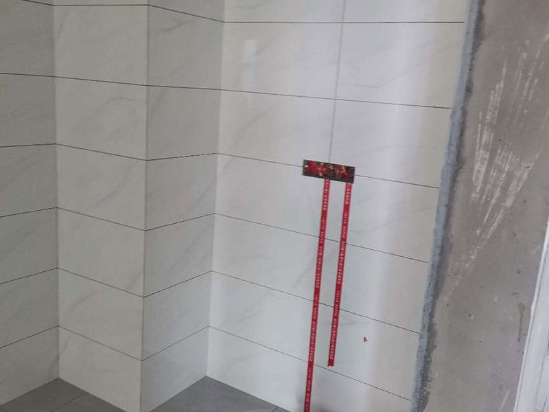 全屋電路走線：一、開槽不能太用力，工人需要按照電路圖的指示，在墻地面相應(yīng)的位置開槽，千萬不能進(jìn)行盲目施工或者隨意開槽埋管，以免破壞承重墻。另外，槽道的轉(zhuǎn)角處要做好圓角處理，以防轉(zhuǎn)角處尖銳的直角刮破穿線管。 二、電線一定要穿管 電線不能直接埋入墻內(nèi)，一定要穿過PVC管，否則就容易老化與損壞，而且后期維修起來也比較困難。也就是說，不把墻體重新鑿開，都無法對(duì)電線進(jìn)行更換。 三、一根管內(nèi)電線不能太多一根管道中的電線，不能超過管道橫截面積的40%。一般一根管道內(nèi)可以傳入三根電線，如果電線太多，不僅會(huì)影響管道的正常使用壽命，而且還會(huì)增加安全隱患。 四、強(qiáng)弱電線要分開 強(qiáng)電的管道不能與弱電的管道位于同一個(gè)凹槽內(nèi)。強(qiáng)電線更是不能與弱電線穿進(jìn)同一根管道內(nèi)，否則強(qiáng)電線通電時(shí)產(chǎn)生的電磁波會(huì)對(duì)弱電信號(hào)產(chǎn)生很大的影響。另外，如果強(qiáng)電線管道與弱電線管道相交了，那就需要用鋁箔紙包裹住兩者的相交部分。五、強(qiáng)弱電要分色區(qū)別在電路改造</a>時(shí)，火線、零線和接地線應(yīng)該用不同顏色的電線來表示。一般情況下，火線用紅色或黑色的線表示，零線用綠色或藍(lán)色的線表示，接地線用黃綠相間的雙色線表示。另外，強(qiáng)電和弱電的穿線管也要注意顏色區(qū)分，強(qiáng)電的穿線管通常使用紅色的管子，弱電的穿線管使用綠色或藍(lán)色的管子。 六、管道內(nèi)要無接頭，電線線路需要彎曲或分支時(shí)，一定要使用專門的彎頭和護(hù)套盒進(jìn)行連接。如果電線不夠長(zhǎng)，要在護(hù)套盒內(nèi)連接，從而保證穿線管內(nèi)的電線沒有接頭。