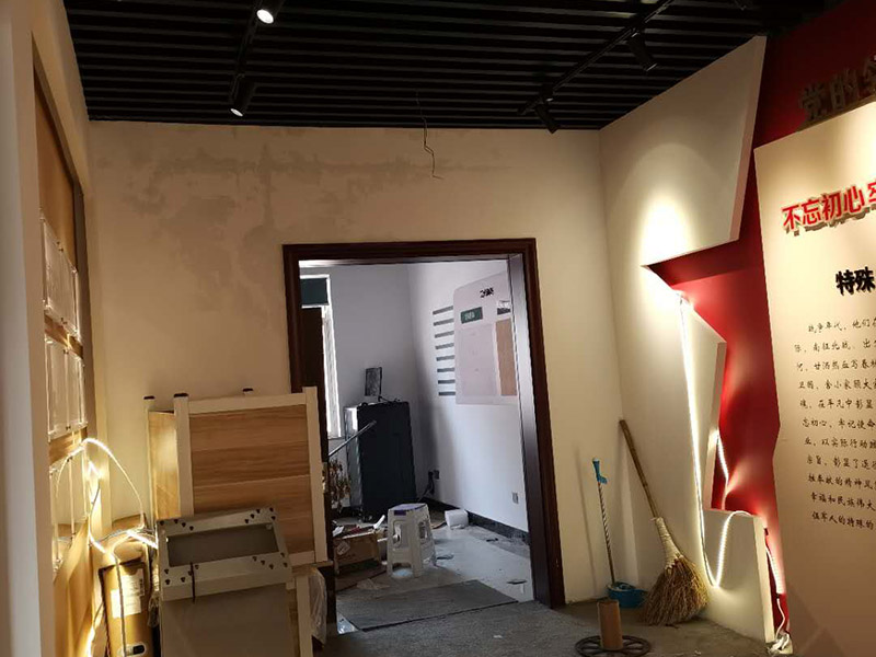 公司企業(yè)墻電路改造:用電需求進(jìn)行定位，完成定位之后，師傅會(huì)按照定位和電路走向，進(jìn)行開槽布線，開的槽要橫平豎直，這樣才是規(guī)范的做法。布線都是使用線管進(jìn)行暗埋，有PVC和冷彎管兩種，冷彎管彎曲效果很好，不會(huì)斷裂，是布線不錯(cuò)的選擇，它的轉(zhuǎn)角有一定弧度，線可以隨便更換，不需要開墻。如果選擇冷彎管的話，需要借助彎管工具，弧度是線管直徑的十倍，這樣穿線或拆線，才能暢通無阻。 (1)強(qiáng)弱電之間的距離是30-50公分，避免受到干擾，影響正常使用，甚至不安全，強(qiáng)弱電不可以在同一根管內(nèi)。 (2)管子里面的導(dǎo)線總截面面積，要比保護(hù)管截面面積小百分之四十，比如：二十的管內(nèi)最多可以穿四根2.5平方的電線。 (3)如果線管需要連接，肯定要使用接頭，接頭和管子要用膠粘牢固。線管在地面的話，需要進(jìn)行保護(hù)，預(yù)防被踩裂，影響后期檢修。