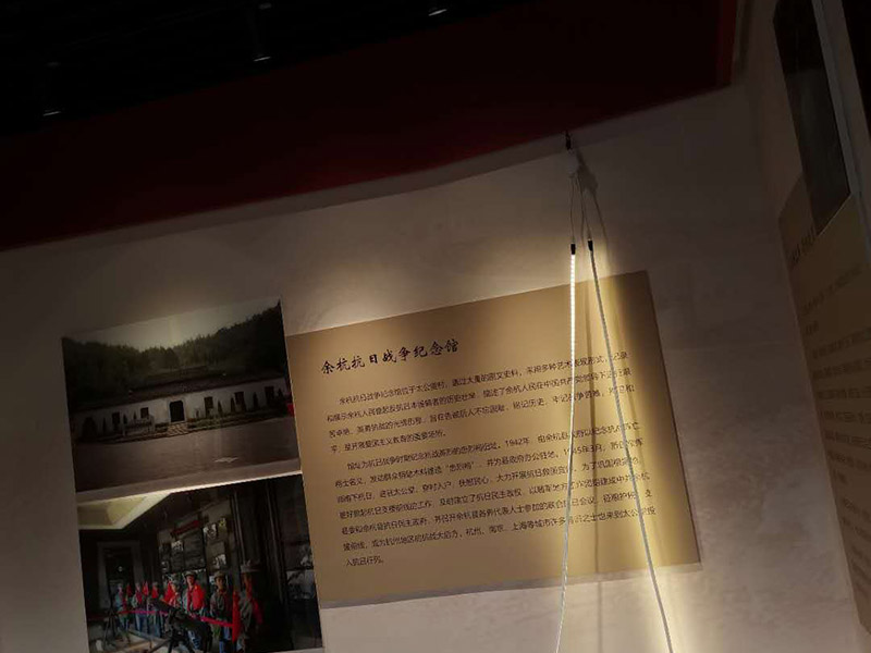 公司企業(yè)墻電路改造:用電需求進(jìn)行定位，完成定位之后，師傅會(huì)按照定位和電路走向，進(jìn)行開槽布線，開的槽要橫平豎直，這樣才是規(guī)范的做法。布線都是使用線管進(jìn)行暗埋，有PVC和冷彎管兩種，冷彎管彎曲效果很好，不會(huì)斷裂，是布線不錯(cuò)的選擇，它的轉(zhuǎn)角有一定弧度，線可以隨便更換，不需要開墻。如果選擇冷彎管的話，需要借助彎管工具，弧度是線管直徑的十倍，這樣穿線或拆線，才能暢通無阻。 (1)強(qiáng)弱電之間的距離是30-50公分，避免受到干擾，影響正常使用，甚至不安全，強(qiáng)弱電不可以在同一根管內(nèi)。 (2)管子里面的導(dǎo)線總截面面積，要比保護(hù)管截面面積小百分之四十，比如：二十的管內(nèi)最多可以穿四根2.5平方的電線。 (3)如果線管需要連接，肯定要使用接頭，接頭和管子要用膠粘牢固。線管在地面的話，需要進(jìn)行保護(hù)，預(yù)防被踩裂，影響后期檢修。