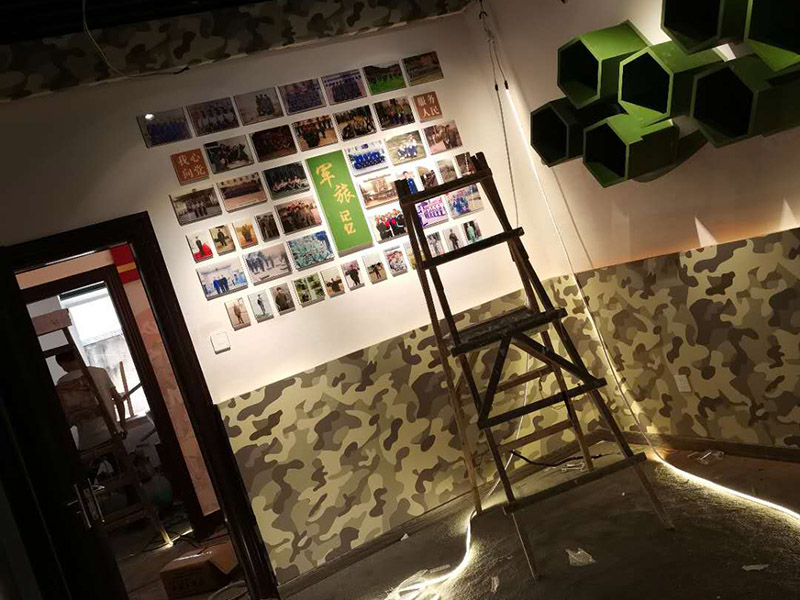 公司企業(yè)墻電路改造:用電需求進(jìn)行定位，完成定位之后，師傅會(huì)按照定位和電路走向，進(jìn)行開槽布線，開的槽要橫平豎直，這樣才是規(guī)范的做法。布線都是使用線管進(jìn)行暗埋，有PVC和冷彎管兩種，冷彎管彎曲效果很好，不會(huì)斷裂，是布線不錯(cuò)的選擇，它的轉(zhuǎn)角有一定弧度，線可以隨便更換，不需要開墻。如果選擇冷彎管的話，需要借助彎管工具，弧度是線管直徑的十倍，這樣穿線或拆線，才能暢通無阻。 (1)強(qiáng)弱電之間的距離是30-50公分，避免受到干擾，影響正常使用，甚至不安全，強(qiáng)弱電不可以在同一根管內(nèi)。 (2)管子里面的導(dǎo)線總截面面積，要比保護(hù)管截面面積小百分之四十，比如：二十的管內(nèi)最多可以穿四根2.5平方的電線。 (3)如果線管需要連接，肯定要使用接頭，接頭和管子要用膠粘牢固。線管在地面的話，需要進(jìn)行保護(hù)，預(yù)防被踩裂，影響后期檢修。