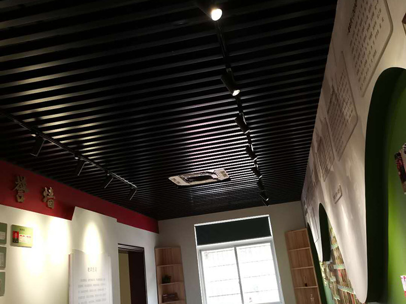 公司企業(yè)墻電路改造:用電需求進(jìn)行定位，完成定位之后，師傅會(huì)按照定位和電路走向，進(jìn)行開槽布線，開的槽要橫平豎直，這樣才是規(guī)范的做法。布線都是使用線管進(jìn)行暗埋，有PVC和冷彎管兩種，冷彎管彎曲效果很好，不會(huì)斷裂，是布線不錯(cuò)的選擇，它的轉(zhuǎn)角有一定弧度，線可以隨便更換，不需要開墻。如果選擇冷彎管的話，需要借助彎管工具，弧度是線管直徑的十倍，這樣穿線或拆線，才能暢通無阻。 (1)強(qiáng)弱電之間的距離是30-50公分，避免受到干擾，影響正常使用，甚至不安全，強(qiáng)弱電不可以在同一根管內(nèi)。 (2)管子里面的導(dǎo)線總截面面積，要比保護(hù)管截面面積小百分之四十，比如：二十的管內(nèi)最多可以穿四根2.5平方的電線。 (3)如果線管需要連接，肯定要使用接頭，接頭和管子要用膠粘牢固。線管在地面的話，需要進(jìn)行保護(hù)，預(yù)防被踩裂，影響后期檢修。