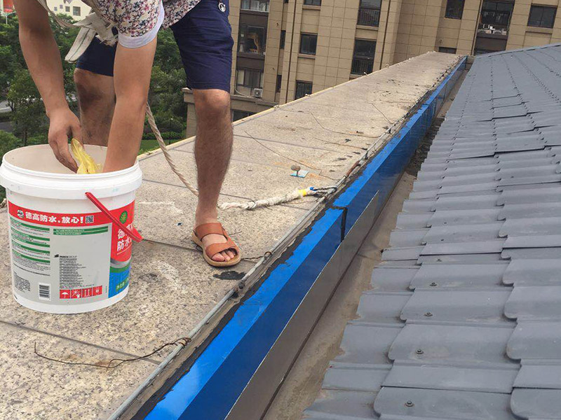 屋頂天溝漏水維修：由于外界環(huán)境因素的影響，特別是溫差變化，天溝、檐溝會發(fā)生范圍內(nèi)結(jié)構(gòu)變形，如果與屋面結(jié)構(gòu)層的變形不同步，就容易產(chǎn)生裂縫，加上防水構(gòu)造設(shè)計不合理或施工管理不善，就會造成堵塞現(xiàn)象，形成溝內(nèi)積水，而天溝中的積水排不出去就會反向溢水流向室內(nèi)，滲漏問題由此而來。 天溝、檐溝是雨水的必經(jīng)之處，必須要做好附加增強層的處理。一般選用瀝青基防水卷材、高聚物改性瀝青防水卷材或合成高分子防水卷材。采用瀝青基防水卷材時，要多鋪一層防水卷材；采用高聚物改性瀝青防水卷材或合成高分子防水卷材時，要設(shè)置防水涂膜附加層。 沿水落口杯周圍預(yù)留0.2cm x0.2cm的凹槽，要用防水密封材料填嵌密實，經(jīng)閉水不漏為合格。溝底排水坡度要達到1%的規(guī)定；天溝和檐溝底中的轉(zhuǎn)角處都要抹成圓弧，圓弧半徑為1cm。