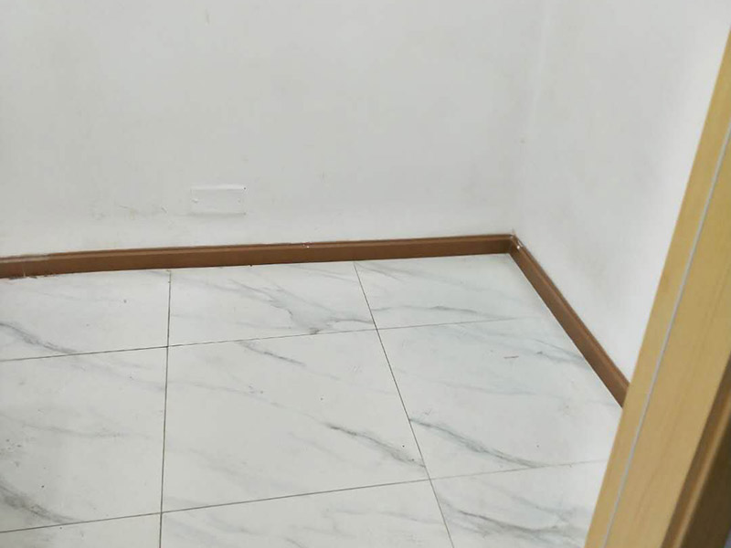 衛(wèi)生間翻新裝潢：其實衛(wèi)生間翻新最主要的目的，就是要更換水電，尤其是那些隱蔽性極強，一般埋在地下或墻壁內(nèi)的。在進行翻新的時候，最好一并更換，不管有沒有問題，這樣都能給日后的生活帶來保障。更換完水電之后，就可以進行瓷磚的鋪貼了。不管是地面還是墻面，都是一個比較大的工程。在衛(wèi)生間翻新前先找平地面和墻面，清楚所有雜物。然后先對墻面進行鋪設(shè)，墻面一般多是小塊的瓷磚比較好施工。地面就要注意一些了，需要設(shè)置輔助線來進行施工，還要注意下水管等地方，這些地方都需要低于地面高度的哦！最后就是防水的問題了，防水是衛(wèi)生間翻新過程中，非常需要重視的問題。在施工前最好購買好一些的防水涂料，這樣施工效果更好，而且使用壽命更久，幾年內(nèi)不會出現(xiàn)問題。值得注意的是，很多人在做防水的時候，都會忽略墻面的防水，其實墻面也需要做好防水哦！有時候會產(chǎn)生水蒸氣附著在墻面，也是會對墻面造成損害的！