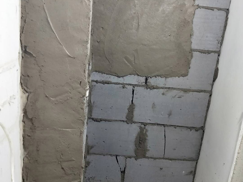 衛(wèi)生間墻體改造：首先進(jìn)行地面清掃，不打掃干凈會(huì)翹邊、空鼓的;放水平線然后分塊;地面要濕潤進(jìn)行灑水;采用兩種砂漿，打砂漿的基層，一般要進(jìn)行干鋪;地磚是不是出現(xiàn)了空鼓是很重要的;還要在磚底涂抹上漿;鋪貼的時(shí)候要用橡皮錘敲擊，做拉縫、表面清理，對(duì)瓷磚進(jìn)行勾縫處理即可。最重要的是保護(hù)好成品，以防造成污染和損傷。