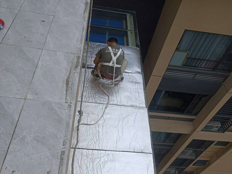 玻璃屋頂保溫防水：一是松散材料，如爐渣、膨脹蛭石、膨脹珍珠巖等，目前已較少使用。二是板狀材料，如膨脹蛭石、膨脹珍珠巖塊，泡沫水泥、加氣砼塊，巖棉板、EPS聚笨板、XPS擠塑板。三是整體現(xiàn)澆（噴）保溫層，如瀝青膨脹蛭石、瀝青膨脹珍珠巖、聚酯硬泡防水保溫一體化系統(tǒng) 等。 目前較多使用的是巖棉板、EPS聚笨板、XPS擠塑板等板狀材料。聚酯硬泡防水保溫等一體化系統(tǒng)發(fā)展迅速。2 保溫層的施工 保溫層施工前基層應(yīng)平整、干燥和干凈，保溫板緊貼（靠）基層、鋪平墊穩(wěn)、分層鋪設(shè)時(shí)上下層接縫錯(cuò)開，拼縫嚴(yán)密，板間縫隙應(yīng)采用同類型材料嵌填密實(shí)，粘貼應(yīng)貼嚴(yán)粘牢，找坡正確。屋面聚氨酯防水保溫一體化系統(tǒng) 采用高壓無氣噴涂機(jī)現(xiàn)場直接發(fā)泡成型工藝，使屋面防水保溫一體化，形成的防水保溫層連續(xù)無接縫，具有保溫作業(yè)。