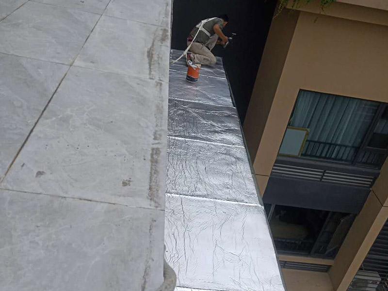 玻璃屋頂保溫防水：一是松散材料，如爐渣、膨脹蛭石、膨脹珍珠巖等，目前已較少使用。二是板狀材料，如膨脹蛭石、膨脹珍珠巖塊，泡沫水泥、加氣砼塊，巖棉板、EPS聚笨板、XPS擠塑板。三是整體現(xiàn)澆（噴）保溫層，如瀝青膨脹蛭石、瀝青膨脹珍珠巖、聚酯硬泡防水保溫一體化系統(tǒng) 等。 目前較多使用的是巖棉板、EPS聚笨板、XPS擠塑板等板狀材料。聚酯硬泡防水保溫等一體化系統(tǒng)發(fā)展迅速。2 保溫層的施工 保溫層施工前基層應(yīng)平整、干燥和干凈，保溫板緊貼（靠）基層、鋪平墊穩(wěn)、分層鋪設(shè)時(shí)上下層接縫錯(cuò)開，拼縫嚴(yán)密，板間縫隙應(yīng)采用同類型材料嵌填密實(shí)，粘貼應(yīng)貼嚴(yán)粘牢，找坡正確。屋面聚氨酯防水保溫一體化系統(tǒng) 采用高壓無氣噴涂機(jī)現(xiàn)場直接發(fā)泡成型工藝，使屋面防水保溫一體化，形成的防水保溫層連續(xù)無接縫，具有保溫作業(yè)。