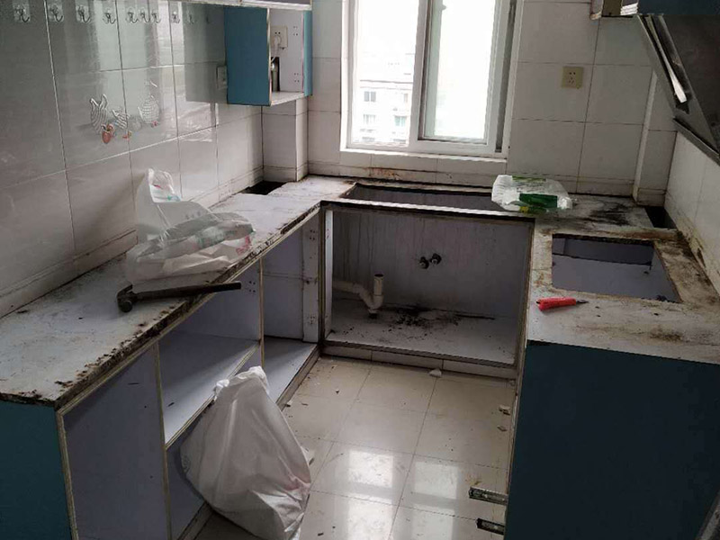 廚房裝修翻新:不同面積所用時(shí)間自然是不同的，在這段時(shí)間里，顧客還要選好裝修所用主要材料，尤其是瓷磚和櫥柜，因?yàn)闄还褚话愣际嵌ㄖ频?，需?0-35天才能完成。專業(yè)櫥柜設(shè)計(jì)師還要根據(jù)實(shí)際情況對(duì)廚房進(jìn)行設(shè)計(jì)，如確定水電路的位置，以便開工后及時(shí)進(jìn)行水電改造。水電改造即開槽、布線布管、驗(yàn)收等，根據(jù)工程復(fù)雜情況的不同，一般需要5~10天的時(shí)間，有時(shí)甚至更長。泥瓦工程包括廚房等防水、瓷磚鋪貼等項(xiàng)目。根據(jù)瓷磚鋪貼的面積大小，所需的時(shí)間也不大相同。 舊廚房它們使用都是那種單路供水，因此在對(duì)廚房進(jìn)行履的時(shí)候就要多增加一個(gè)熱水管道。如果你家中的衛(wèi)生間空間不大的話，那么可以在把洗衣機(jī)擺放在廚房，這個(gè)時(shí)候就要安裝一個(gè)水管，同時(shí)還要地面增加一個(gè)地面排水管。這邊提醒大家一下，它也是會(huì)受結(jié)構(gòu)限制的，比如說像水路方面只能改上水，不能改下水。在施工之前，首先要做到就是規(guī)劃好管道它的長度，同時(shí)還要考慮到它貼到墻面磚后的后尺寸,特別是出墻后那個(gè)直接水龍頭的管道更加要注意。除此以外，管道的走向一定要注意避開入墻的電線管,這樣才能避免日后水管破裂帶來一些漏水影響。