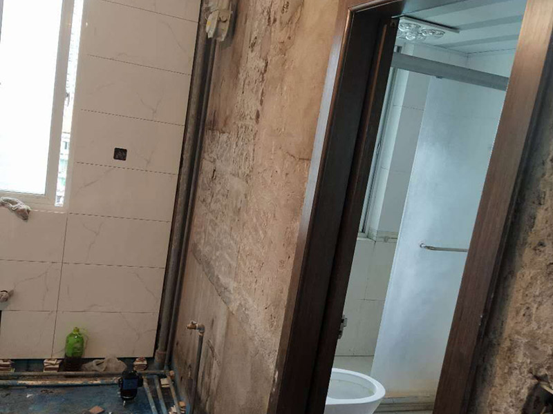 廚房裝修翻新:不同面積所用時(shí)間自然是不同的，在這段時(shí)間里，顧客還要選好裝修所用主要材料，尤其是瓷磚和櫥柜，因?yàn)闄还褚话愣际嵌ㄖ频?，需?0-35天才能完成。專業(yè)櫥柜設(shè)計(jì)師還要根據(jù)實(shí)際情況對(duì)廚房進(jìn)行設(shè)計(jì)，如確定水電路的位置，以便開工后及時(shí)進(jìn)行水電改造。水電改造即開槽、布線布管、驗(yàn)收等，根據(jù)工程復(fù)雜情況的不同，一般需要5~10天的時(shí)間，有時(shí)甚至更長。泥瓦工程包括廚房等防水、瓷磚鋪貼等項(xiàng)目。根據(jù)瓷磚鋪貼的面積大小，所需的時(shí)間也不大相同。 舊廚房它們使用都是那種單路供水，因此在對(duì)廚房進(jìn)行履的時(shí)候就要多增加一個(gè)熱水管道。如果你家中的衛(wèi)生間空間不大的話，那么可以在把洗衣機(jī)擺放在廚房，這個(gè)時(shí)候就要安裝一個(gè)水管，同時(shí)還要地面增加一個(gè)地面排水管。這邊提醒大家一下，它也是會(huì)受結(jié)構(gòu)限制的，比如說像水路方面只能改上水，不能改下水。在施工之前，首先要做到就是規(guī)劃好管道它的長度，同時(shí)還要考慮到它貼到墻面磚后的后尺寸,特別是出墻后那個(gè)直接水龍頭的管道更加要注意。除此以外，管道的走向一定要注意避開入墻的電線管,這樣才能避免日后水管破裂帶來一些漏水影響。