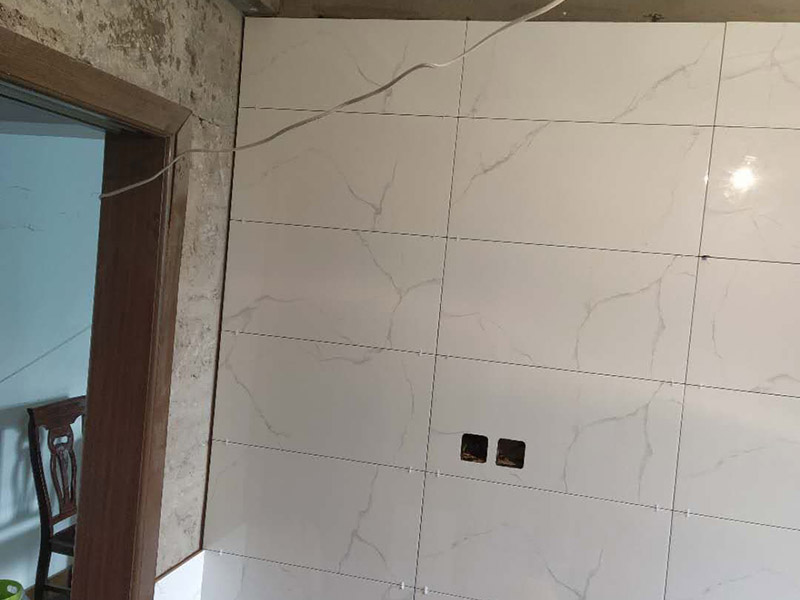 廚房裝修翻新:不同面積所用時(shí)間自然是不同的，在這段時(shí)間里，顧客還要選好裝修所用主要材料，尤其是瓷磚和櫥柜，因?yàn)闄还褚话愣际嵌ㄖ频模枰?0-35天才能完成。專業(yè)櫥柜設(shè)計(jì)師還要根據(jù)實(shí)際情況對(duì)廚房進(jìn)行設(shè)計(jì)，如確定水電路的位置，以便開工后及時(shí)進(jìn)行水電改造。水電改造即開槽、布線布管、驗(yàn)收等，根據(jù)工程復(fù)雜情況的不同，一般需要5~10天的時(shí)間，有時(shí)甚至更長。泥瓦工程包括廚房等防水、瓷磚鋪貼等項(xiàng)目。根據(jù)瓷磚鋪貼的面積大小，所需的時(shí)間也不大相同。 舊廚房它們使用都是那種單路供水，因此在對(duì)廚房進(jìn)行履的時(shí)候就要多增加一個(gè)熱水管道。如果你家中的衛(wèi)生間空間不大的話，那么可以在把洗衣機(jī)擺放在廚房，這個(gè)時(shí)候就要安裝一個(gè)水管，同時(shí)還要地面增加一個(gè)地面排水管。這邊提醒大家一下，它也是會(huì)受結(jié)構(gòu)限制的，比如說像水路方面只能改上水，不能改下水。在施工之前，首先要做到就是規(guī)劃好管道它的長度，同時(shí)還要考慮到它貼到墻面磚后的后尺寸,特別是出墻后那個(gè)直接水龍頭的管道更加要注意。除此以外，管道的走向一定要注意避開入墻的電線管,這樣才能避免日后水管破裂帶來一些漏水影響。