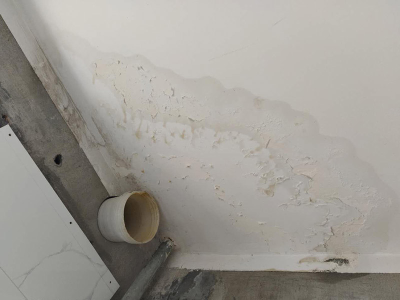 廚房裝修翻新:不同面積所用時(shí)間自然是不同的，在這段時(shí)間里，顧客還要選好裝修所用主要材料，尤其是瓷磚和櫥柜，因?yàn)闄还褚话愣际嵌ㄖ频?，需?0-35天才能完成。專業(yè)櫥柜設(shè)計(jì)師還要根據(jù)實(shí)際情況對(duì)廚房進(jìn)行設(shè)計(jì)，如確定水電路的位置，以便開工后及時(shí)進(jìn)行水電改造。水電改造即開槽、布線布管、驗(yàn)收等，根據(jù)工程復(fù)雜情況的不同，一般需要5~10天的時(shí)間，有時(shí)甚至更長。泥瓦工程包括廚房等防水、瓷磚鋪貼等項(xiàng)目。根據(jù)瓷磚鋪貼的面積大小，所需的時(shí)間也不大相同。 舊廚房它們使用都是那種單路供水，因此在對(duì)廚房進(jìn)行履的時(shí)候就要多增加一個(gè)熱水管道。如果你家中的衛(wèi)生間空間不大的話，那么可以在把洗衣機(jī)擺放在廚房，這個(gè)時(shí)候就要安裝一個(gè)水管，同時(shí)還要地面增加一個(gè)地面排水管。這邊提醒大家一下，它也是會(huì)受結(jié)構(gòu)限制的，比如說像水路方面只能改上水，不能改下水。在施工之前，首先要做到就是規(guī)劃好管道它的長度，同時(shí)還要考慮到它貼到墻面磚后的后尺寸,特別是出墻后那個(gè)直接水龍頭的管道更加要注意。除此以外，管道的走向一定要注意避開入墻的電線管,這樣才能避免日后水管破裂帶來一些漏水影響。