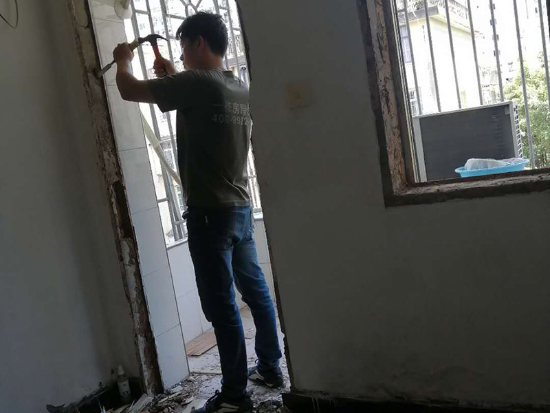 家具門框拆除：尋找門套上螺釘?shù)墓潭ú粍硬课?次之應(yīng)用螺絲起子，將每一個螺釘都逐一的扭開;再度把門門框跟門線拆除;最終就可以把門套卸下來了，為防止毀壞墻面，可以用鋸子把門套板鋸成一小塊，再用錘頭漸漸地取出來就可以。如果是全套的，那拆起來非常容易還可以再用(用發(fā)泡膠添充的)，如果是內(nèi)搭的后再用膠沾的，那門套就沒有什么用了。無論怎么拆，門套線的用途并不大。 第一，先取下門的螺絲釘；先找到螺絲釘?shù)墓潭ㄎ恢萌缓笥寐萁z刀將螺絲釘逐一取下。 第二，拆除門上的折鐵；拆除門上的折鐵使門扇與門框脫離能夠進行自由移動。 第三，不使用猛錘亂砸的拆除方法；在進行拆除門框的時候使用專業(yè)的工具耐心進行拆除不使用猛錘亂砸的方法。 第四，移除周邊雜物；在拆除門墻的時候?qū)⒅苓叺碾s物移除盡可能避免外在因素的干擾而造成墻體損失。 第五，注意人員安全；在拆除門墻的時候注意工作人員的安全避免造成不必要道德?lián)p傷給自己帶來損失。