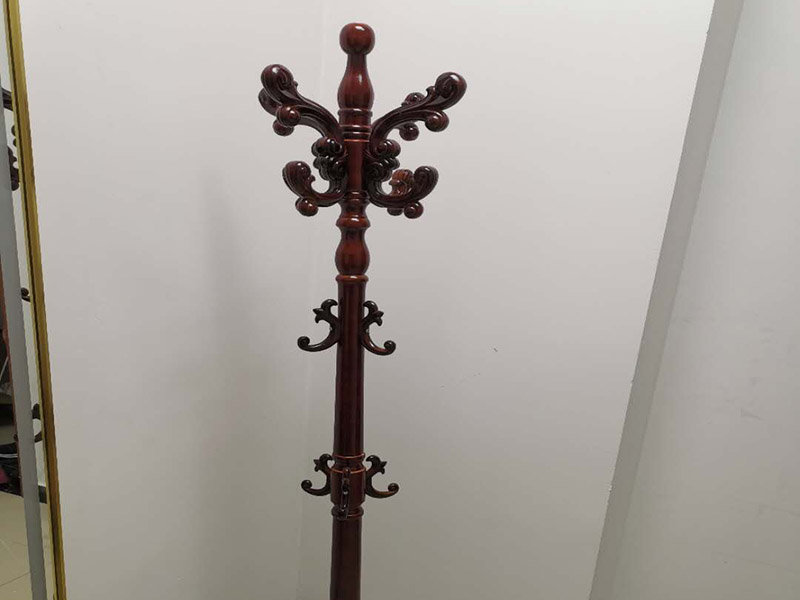 家具安裝維修：安裝時(shí)要注意家中的其它位置的保護(hù)，因?yàn)榧揖咭话阍诩已b過(guò)程中是最后進(jìn)場(chǎng)(不裝修的話更要保護(hù)家里的物品)，重點(diǎn)保護(hù)的對(duì)象是：地板(尤其是實(shí)木地板)、門套、門、樓梯、墻紙、壁燈等。 如果是請(qǐng)師傅安裝，要親自跟進(jìn)安裝過(guò)程，看是否有安裝過(guò)程中的損壞，其實(shí)這一點(diǎn)倒不會(huì)有太多的問(wèn)題，因?yàn)榘惭b工都是經(jīng)驗(yàn)豐富的，如果他弄壞了您的家具，公司也會(huì)有一定的處罰。如果是自己安裝，一定要注意做好自身安全防護(hù)，地面也要有柔軟的材料防護(hù)，以免造成劃傷，刮花。