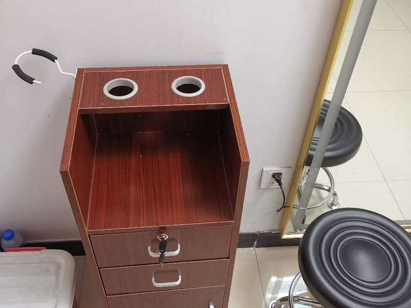 家具安裝維修：安裝時(shí)要注意家中的其它位置的保護(hù)，因?yàn)榧揖咭话阍诩已b過(guò)程中是最后進(jìn)場(chǎng)(不裝修的話更要保護(hù)家里的物品)，重點(diǎn)保護(hù)的對(duì)象是：地板(尤其是實(shí)木地板)、門套、門、樓梯、墻紙、壁燈等。 如果是請(qǐng)師傅安裝，要親自跟進(jìn)安裝過(guò)程，看是否有安裝過(guò)程中的損壞，其實(shí)這一點(diǎn)倒不會(huì)有太多的問(wèn)題，因?yàn)榘惭b工都是經(jīng)驗(yàn)豐富的，如果他弄壞了您的家具，公司也會(huì)有一定的處罰。如果是自己安裝，一定要注意做好自身安全防護(hù)，地面也要有柔軟的材料防護(hù)，以免造成劃傷，刮花。