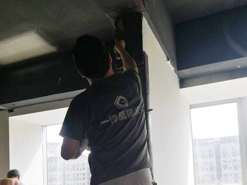 老房子地面找平：基層處理&rarr;找標(biāo)高、彈線&rarr;灑水濕潤&rarr;抹灰餅和標(biāo)筋&rarr;攪拌砂漿&rarr;刷水泥漿結(jié)合層&rarr;鋪水泥砂漿面層&rarr;木抹子搓平&rarr;鐵抹子壓第一遍&rarr;第二遍壓光&rarr;第三遍壓光&rarr;養(yǎng)護(hù) 將基層上的灰塵掃掉，用鋼絲刷和鏨子刷凈、剔掉灰漿皮和灰渣層，用10%的火堿水溶液刷掉基層上的油污，并用清水及時(shí)將堿液沖凈。 根據(jù)墻上的+1000mm水平線，往下量測出面層標(biāo)高，并彈在墻上。 根據(jù)房間內(nèi)四周墻上彈的面層標(biāo)高水平線，確定面層抹灰厚度（不應(yīng)小于20mm）,然后拉水平線開始抹灰餅（5cm*5cm），橫豎間距為1.5&mdash;2.0米，灰餅上平面即為地面面層標(biāo)高。如果房間比較大，還須抹標(biāo)筋。鋪抹灰餅和標(biāo)筋的砂漿材料配合比均與抹地面的砂漿相同。 攪拌砂漿，用攪拌機(jī)進(jìn)行攪拌，顏色必須一致。鋪設(shè)水泥砂漿前，涂刷水泥漿一層（隨刷隨鋪面層砂漿）。 在涂刷完水泥砂漿后，鋪水泥砂漿，并在灰餅之間將砂漿鋪均勻。 木抹子刮平后，迅速用鐵抹子壓第一遍，直到出漿為止。面層砂漿初凝后，用鐵抹子壓第二遍，表面壓平壓光。在水泥砂漿終凝前進(jìn)行第三遍壓光，必須在終凝前完成。 并隨時(shí)用2米靠尺檢查其平整度。 完工后24小時(shí)（地面壓光），鋪鋸末或其他材料覆蓋灑水養(yǎng)護(hù)，保持濕潤，養(yǎng)護(hù)時(shí)間不少于7天，抗壓強(qiáng)度達(dá)5Mpa時(shí)才能上人。