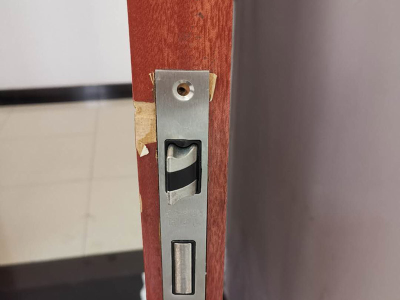 室內(nèi)門(mén)鎖更換:首先準(zhǔn)備好門(mén)鎖;然后將鎖簧部分插入鎖位;用手錘輕輕敲平;接著將固定鎖簧的美工釘擰緊;插入轉(zhuǎn)動(dòng)連接桿(有卡槽的部分面向自己)套上外把手（注意外把手和內(nèi)把手不要裝反）,將內(nèi)把手與連接桿相連接，記得將螺絲用螺絲刀固定，將鎖芯插入鎖芯孔位，再用螺絲固定。就安裝完成了