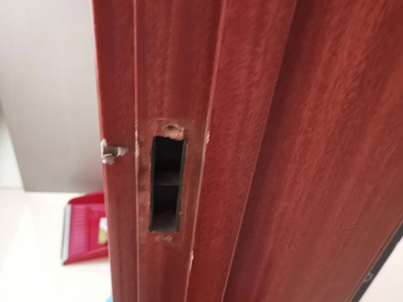 室內(nèi)門(mén)鎖更換:首先準(zhǔn)備好門(mén)鎖;然后將鎖簧部分插入鎖位;用手錘輕輕敲平;接著將固定鎖簧的美工釘擰緊;插入轉(zhuǎn)動(dòng)連接桿(有卡槽的部分面向自己)套上外把手（注意外把手和內(nèi)把手不要裝反）,將內(nèi)把手與連接桿相連接，記得將螺絲用螺絲刀固定，將鎖芯插入鎖芯孔位，再用螺絲固定。就安裝完成了