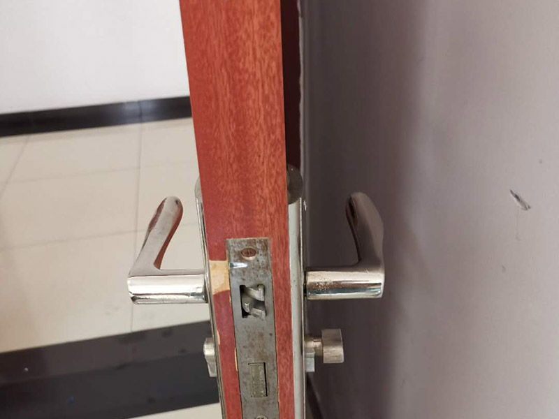 室內(nèi)門(mén)鎖更換:首先準(zhǔn)備好門(mén)鎖;然后將鎖簧部分插入鎖位;用手錘輕輕敲平;接著將固定鎖簧的美工釘擰緊;插入轉(zhuǎn)動(dòng)連接桿(有卡槽的部分面向自己)套上外把手（注意外把手和內(nèi)把手不要裝反）,將內(nèi)把手與連接桿相連接，記得將螺絲用螺絲刀固定，將鎖芯插入鎖芯孔位，再用螺絲固定。就安裝完成了