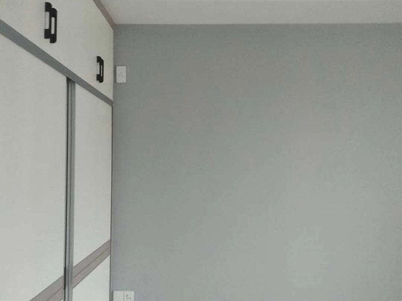 墻面乳膠漆翻新：1、使用吸塵器進行除塵工序，利用吸塵器的毛刷充分摩擦被清潔表面，去除灰塵。 2、對于局部污染或是有油漬的地方，需要使用聚氨酯稀釋劑來清洗。 3、局部有霉藻的部位，需要使用防霉溶液清洗，晾干或噴濕后鏟除。 4、對于已經(jīng)剝落或是破損的地方，先將破損部位松動的部分打磨掉，清理干凈，再使用柔性膩子進行修補。待表面修補平整后，再涂裝底漆。 5、先將破損、松動的部分清理干凈，使用柔性膩子進行修補，表面修補平整后涂裝805膠水。 6、在涂刷膠水的基層上滿刮膩子膏。 7、涂刷底漆，要均勻涂刷一遍，要求無露底、流墜現(xiàn)象。 8、 涂刷面漆， 均勻涂刷兩遍，待靠前遍干燥后涂刷第二遍，要求無露底、流墜。