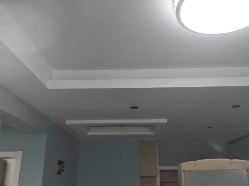 墻面乳膠漆翻新：1、使用吸塵器進行除塵工序，利用吸塵器的毛刷充分摩擦被清潔表面，去除灰塵。 2、對于局部污染或是有油漬的地方，需要使用聚氨酯稀釋劑來清洗。 3、局部有霉藻的部位，需要使用防霉溶液清洗，晾干或噴濕后鏟除。 4、對于已經(jīng)剝落或是破損的地方，先將破損部位松動的部分打磨掉，清理干凈，再使用柔性膩子進行修補。待表面修補平整后，再涂裝底漆。 5、先將破損、松動的部分清理干凈，使用柔性膩子進行修補，表面修補平整后涂裝805膠水。 6、在涂刷膠水的基層上滿刮膩子膏。 7、涂刷底漆，要均勻涂刷一遍，要求無露底、流墜現(xiàn)象。 8、 涂刷面漆， 均勻涂刷兩遍，待靠前遍干燥后涂刷第二遍，要求無露底、流墜。