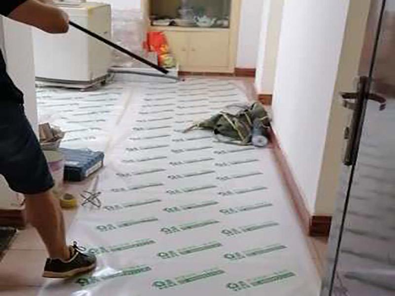 衛(wèi)生間改造裝修：因?yàn)槭嵌窝b修，所以在裝修前，首先需要的就是敲掉之前裝修的地瓷磚，才可以使用自己選購好的地瓷磚進(jìn)行鋪貼，在這里需要提醒的是，在敲碎原有的瓷磚時(shí)，一定要多加注意，不要敲到下水道水管了，衛(wèi)生間的下水道通常都是有多個(gè)的，一不小心就很容易被敲打到。還要特點(diǎn)注意的是，一定要避免碎掉的瓷磚進(jìn)入下水道內(nèi)，不然就會擁堵。 在敲掉了原有的地磚后，需要先用水泥砂漿將地面找平，再做防水處理，不然地板的凹凸不平，會影響涂料的厚薄不均，就會產(chǎn)生滲漏的情況。在刷防水涂料時(shí)需要反復(fù)涂刷2至3遍，做到徹底防水。 面可以采用防滑的地磚，高度要低于15~20mm，地漏要低于15mm，這樣做有利于排水。