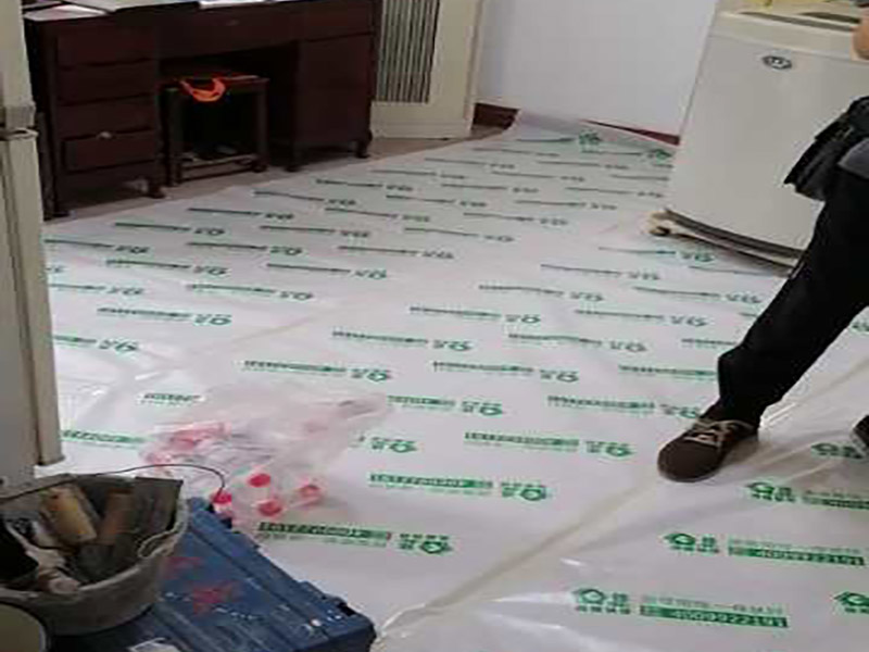 衛(wèi)生間改造裝修：因?yàn)槭嵌窝b修，所以在裝修前，首先需要的就是敲掉之前裝修的地瓷磚，才可以使用自己選購好的地瓷磚進(jìn)行鋪貼，在這里需要提醒的是，在敲碎原有的瓷磚時(shí)，一定要多加注意，不要敲到下水道水管了，衛(wèi)生間的下水道通常都是有多個(gè)的，一不小心就很容易被敲打到。還要特點(diǎn)注意的是，一定要避免碎掉的瓷磚進(jìn)入下水道內(nèi)，不然就會擁堵。 在敲掉了原有的地磚后，需要先用水泥砂漿將地面找平，再做防水處理，不然地板的凹凸不平，會影響涂料的厚薄不均，就會產(chǎn)生滲漏的情況。在刷防水涂料時(shí)需要反復(fù)涂刷2至3遍，做到徹底防水。 面可以采用防滑的地磚，高度要低于15~20mm，地漏要低于15mm，這樣做有利于排水。