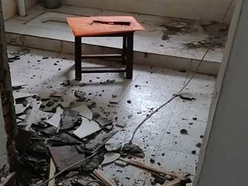 衛(wèi)生間改造裝修：因?yàn)槭嵌窝b修，所以在裝修前，首先需要的就是敲掉之前裝修的地瓷磚，才可以使用自己選購好的地瓷磚進(jìn)行鋪貼，在這里需要提醒的是，在敲碎原有的瓷磚時(shí)，一定要多加注意，不要敲到下水道水管了，衛(wèi)生間的下水道通常都是有多個(gè)的，一不小心就很容易被敲打到。還要特點(diǎn)注意的是，一定要避免碎掉的瓷磚進(jìn)入下水道內(nèi)，不然就會擁堵。 在敲掉了原有的地磚后，需要先用水泥砂漿將地面找平，再做防水處理，不然地板的凹凸不平，會影響涂料的厚薄不均，就會產(chǎn)生滲漏的情況。在刷防水涂料時(shí)需要反復(fù)涂刷2至3遍，做到徹底防水。 面可以采用防滑的地磚，高度要低于15~20mm，地漏要低于15mm，這樣做有利于排水。