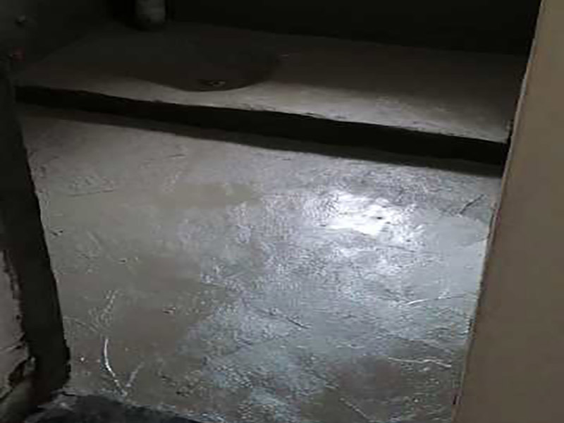 衛(wèi)生間改造裝修：因?yàn)槭嵌窝b修，所以在裝修前，首先需要的就是敲掉之前裝修的地瓷磚，才可以使用自己選購好的地瓷磚進(jìn)行鋪貼，在這里需要提醒的是，在敲碎原有的瓷磚時(shí)，一定要多加注意，不要敲到下水道水管了，衛(wèi)生間的下水道通常都是有多個(gè)的，一不小心就很容易被敲打到。還要特點(diǎn)注意的是，一定要避免碎掉的瓷磚進(jìn)入下水道內(nèi)，不然就會擁堵。 在敲掉了原有的地磚后，需要先用水泥砂漿將地面找平，再做防水處理，不然地板的凹凸不平，會影響涂料的厚薄不均，就會產(chǎn)生滲漏的情況。在刷防水涂料時(shí)需要反復(fù)涂刷2至3遍，做到徹底防水。 面可以采用防滑的地磚，高度要低于15~20mm，地漏要低于15mm，這樣做有利于排水。