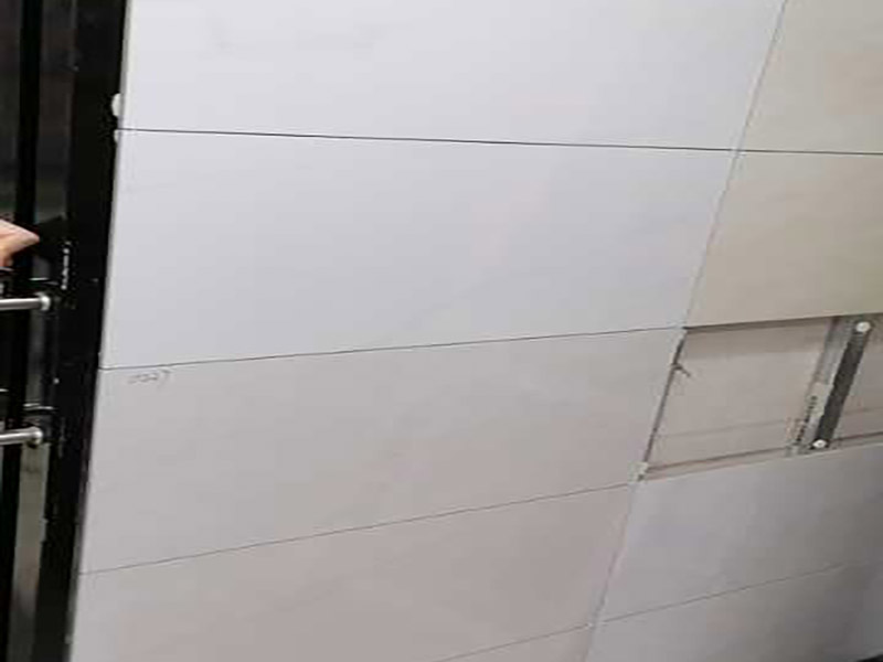 衛(wèi)生間改造裝修：因?yàn)槭嵌窝b修，所以在裝修前，首先需要的就是敲掉之前裝修的地瓷磚，才可以使用自己選購好的地瓷磚進(jìn)行鋪貼，在這里需要提醒的是，在敲碎原有的瓷磚時(shí)，一定要多加注意，不要敲到下水道水管了，衛(wèi)生間的下水道通常都是有多個(gè)的，一不小心就很容易被敲打到。還要特點(diǎn)注意的是，一定要避免碎掉的瓷磚進(jìn)入下水道內(nèi)，不然就會擁堵。 在敲掉了原有的地磚后，需要先用水泥砂漿將地面找平，再做防水處理，不然地板的凹凸不平，會影響涂料的厚薄不均，就會產(chǎn)生滲漏的情況。在刷防水涂料時(shí)需要反復(fù)涂刷2至3遍，做到徹底防水。 面可以采用防滑的地磚，高度要低于15~20mm，地漏要低于15mm，這樣做有利于排水。