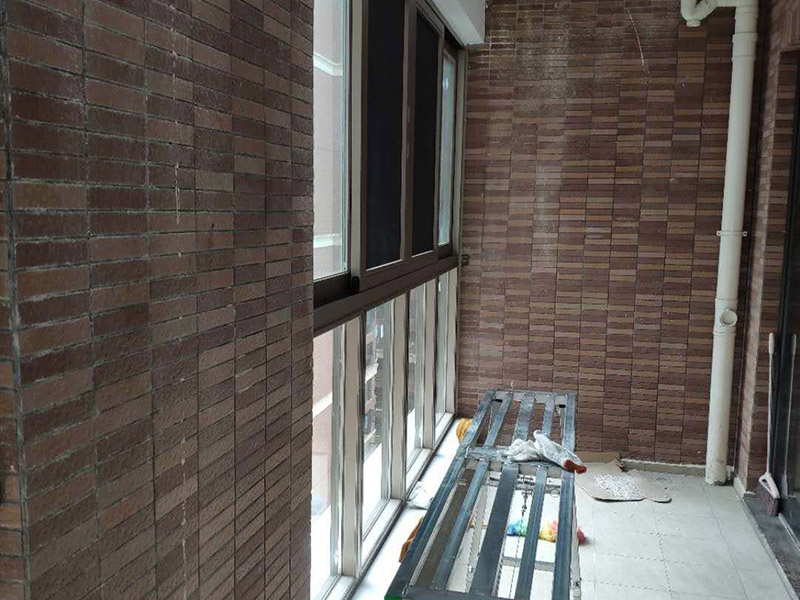 陽臺(tái)瓷磚刷漆維修：瓷磚的表面是釉質(zhì)的，比較光滑，在上面刷油漆后，容易起皮脫落，會(huì)適得其反，建議不要在上面刷油漆。 如果一定要用，乳膠漆和丙烯顏料很值得一試，只是據(jù)說這兩種材料在瓷磚上粉刷時(shí)比較難以均勻上色，同時(shí)，這兩種材料在長時(shí)間后，也會(huì)脫落。如果經(jīng)濟(jì)允許，丙烯顏料比乳膠漆的色彩選擇更豐富，呈現(xiàn)的色彩效果也更好。