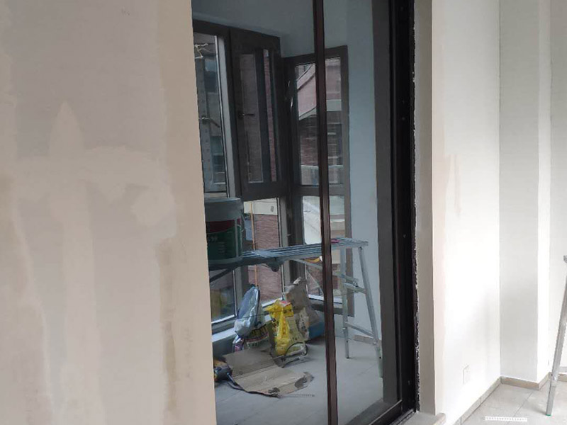 陽臺(tái)瓷磚刷漆維修：瓷磚的表面是釉質(zhì)的，比較光滑，在上面刷油漆后，容易起皮脫落，會(huì)適得其反，建議不要在上面刷油漆。 如果一定要用，乳膠漆和丙烯顏料很值得一試，只是據(jù)說這兩種材料在瓷磚上粉刷時(shí)比較難以均勻上色，同時(shí)，這兩種材料在長時(shí)間后，也會(huì)脫落。如果經(jīng)濟(jì)允許，丙烯顏料比乳膠漆的色彩選擇更豐富，呈現(xiàn)的色彩效果也更好。