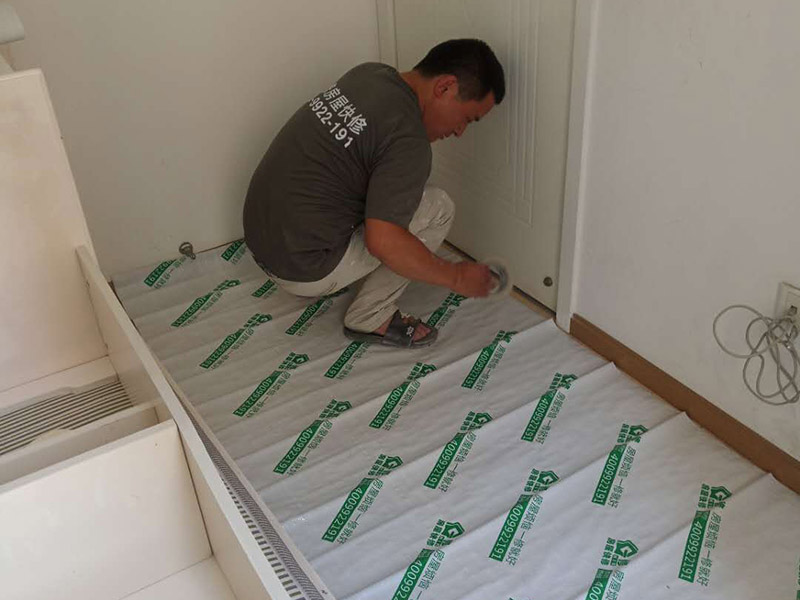 地板家具保護(hù)：成品保護(hù)的目的 為加快先進(jìn)技術(shù)與現(xiàn)代管理方法和手段在項(xiàng)目的運(yùn)用，努力降低成本，提高工程質(zhì)量，確保全面實(shí)現(xiàn)對(duì)業(yè)主的承諾。施工現(xiàn)場(chǎng)隨著施工進(jìn)行，成品保護(hù)工作顯得尤為重要，做好成品保護(hù)工作，是在施工過程中要對(duì)已完工分項(xiàng)進(jìn)行保護(hù)，否則一旦造成損壞，將會(huì)增加修復(fù)工作，帶來工、料浪費(fèi)、工期拖延及經(jīng)濟(jì)損失。