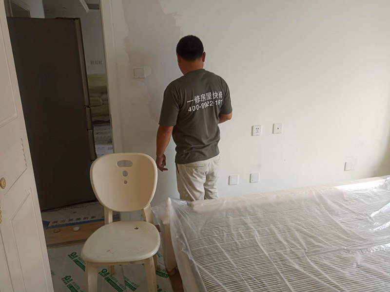 地板家具保護(hù)：成品保護(hù)的目的 為加快先進(jìn)技術(shù)與現(xiàn)代管理方法和手段在項(xiàng)目的運(yùn)用，努力降低成本，提高工程質(zhì)量，確保全面實(shí)現(xiàn)對(duì)業(yè)主的承諾。施工現(xiàn)場(chǎng)隨著施工進(jìn)行，成品保護(hù)工作顯得尤為重要，做好成品保護(hù)工作，是在施工過程中要對(duì)已完工分項(xiàng)進(jìn)行保護(hù)，否則一旦造成損壞，將會(huì)增加修復(fù)工作，帶來工、料浪費(fèi)、工期拖延及經(jīng)濟(jì)損失。