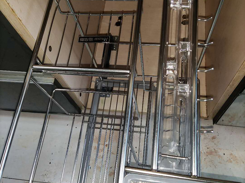 家具生銹翻新:如果是一些比較小的鐵質(zhì)品生銹，可以將白醋到到碗里面，然后把生銹的物品放入白醋里面浸泡一個小時(shí)左右，拿出來抹布擦掉表面的銹跡層。如果生銹鐵制品太大不好浸泡，可以用醋打濕它之后，等上幾十分鐘，讓上面的醋在鐵制品上凝固之后，將抹布浸泡到醋里面，充分打濕之后擦拭物品。因?yàn)槟毯蟮拇滓呀?jīng)黏附在了鐵制品上面，所以我們用抹布擦拭的時(shí)候也會將鐵銹帶走。 使用小蘇打和水的混合物，用大量的小蘇打粉和清水一起混合，必須讓混合物濃稠，之后涂抹在生銹的物質(zhì)上。讓它形成塊狀之后敲掉上面的混合物，再進(jìn)行洗刷。先用牙刷之類的把殘留的小蘇打粉刷掉之后，用水清洗。