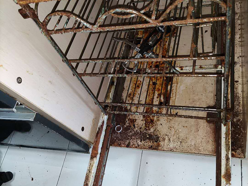 家具生銹翻新:如果是一些比較小的鐵質(zhì)品生銹，可以將白醋到到碗里面，然后把生銹的物品放入白醋里面浸泡一個小時(shí)左右，拿出來抹布擦掉表面的銹跡層。如果生銹鐵制品太大不好浸泡，可以用醋打濕它之后，等上幾十分鐘，讓上面的醋在鐵制品上凝固之后，將抹布浸泡到醋里面，充分打濕之后擦拭物品。因?yàn)槟毯蟮拇滓呀?jīng)黏附在了鐵制品上面，所以我們用抹布擦拭的時(shí)候也會將鐵銹帶走。 使用小蘇打和水的混合物，用大量的小蘇打粉和清水一起混合，必須讓混合物濃稠，之后涂抹在生銹的物質(zhì)上。讓它形成塊狀之后敲掉上面的混合物，再進(jìn)行洗刷。先用牙刷之類的把殘留的小蘇打粉刷掉之后，用水清洗。