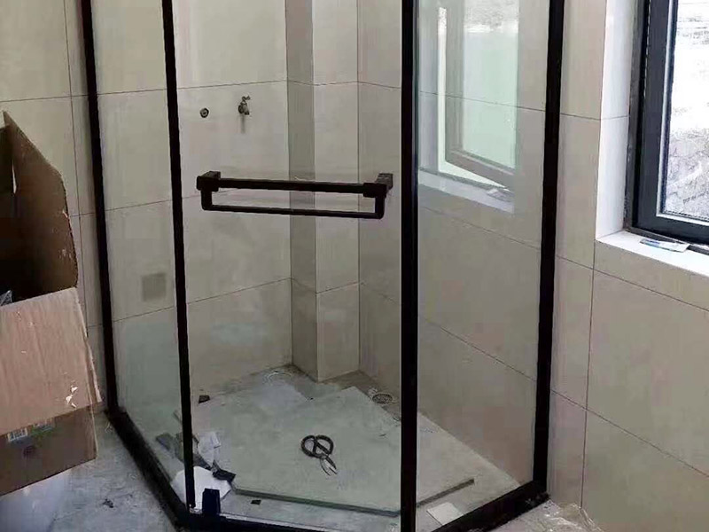 淋浴房安裝維修：組合好底盆零件，調(diào)節(jié)底盆水平，確保盆內(nèi)、盆底無積水。軟管可隨距離遠(yuǎn)近伸縮，將盆底與地漏連接牢固。淋浴房底盆裝好后需要進(jìn)行試水檢驗(yàn)，以確保下水暢通無阻。在淋浴房本體安裝前也要對(duì)已裝好的底盆進(jìn)行及時(shí)保護(hù)。明確衛(wèi)生間水管排布情況，防止打孔時(shí)打爆隱蔽管線。用鉛筆、水平尺確定靠墻鋁材的鉆孔位，用沖擊鉆打孔。在鉆孔處敲入膠粒，用螺絲將鋁條鎖于墻壁。注意需一邊安裝一邊不斷進(jìn)行調(diào)整，以保持鋁材的垂直度。將淋浴房玻璃夾緊鎖于底盆鉆孔處，平玻璃或彎玻璃底部落入玻璃夾槽內(nèi)，緩緩?fù)迫胭N墻鋁材。再用螺絲固定。