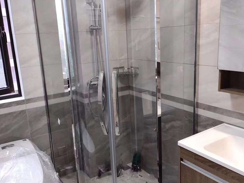 淋浴房安裝維修：組合好底盆零件，調(diào)節(jié)底盆水平，確保盆內(nèi)、盆底無積水。軟管可隨距離遠(yuǎn)近伸縮，將盆底與地漏連接牢固。淋浴房底盆裝好后需要進(jìn)行試水檢驗(yàn)，以確保下水暢通無阻。在淋浴房本體安裝前也要對(duì)已裝好的底盆進(jìn)行及時(shí)保護(hù)。明確衛(wèi)生間水管排布情況，防止打孔時(shí)打爆隱蔽管線。用鉛筆、水平尺確定靠墻鋁材的鉆孔位，用沖擊鉆打孔。在鉆孔處敲入膠粒，用螺絲將鋁條鎖于墻壁。注意需一邊安裝一邊不斷進(jìn)行調(diào)整，以保持鋁材的垂直度。將淋浴房玻璃夾緊鎖于底盆鉆孔處，平玻璃或彎玻璃底部落入玻璃夾槽內(nèi)，緩緩?fù)迫胭N墻鋁材。再用螺絲固定。