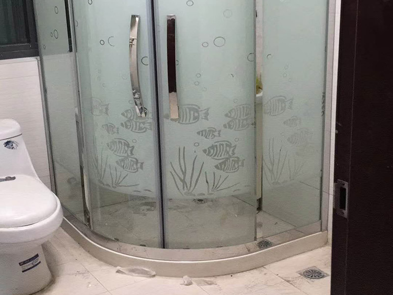 淋浴房安裝維修：組合好底盆零件，調(diào)節(jié)底盆水平，確保盆內(nèi)、盆底無積水。軟管可隨距離遠(yuǎn)近伸縮，將盆底與地漏連接牢固。淋浴房底盆裝好后需要進(jìn)行試水檢驗(yàn)，以確保下水暢通無阻。在淋浴房本體安裝前也要對(duì)已裝好的底盆進(jìn)行及時(shí)保護(hù)。明確衛(wèi)生間水管排布情況，防止打孔時(shí)打爆隱蔽管線。用鉛筆、水平尺確定靠墻鋁材的鉆孔位，用沖擊鉆打孔。在鉆孔處敲入膠粒，用螺絲將鋁條鎖于墻壁。注意需一邊安裝一邊不斷進(jìn)行調(diào)整，以保持鋁材的垂直度。將淋浴房玻璃夾緊鎖于底盆鉆孔處，平玻璃或彎玻璃底部落入玻璃夾槽內(nèi)，緩緩?fù)迫胭N墻鋁材。再用螺絲固定。