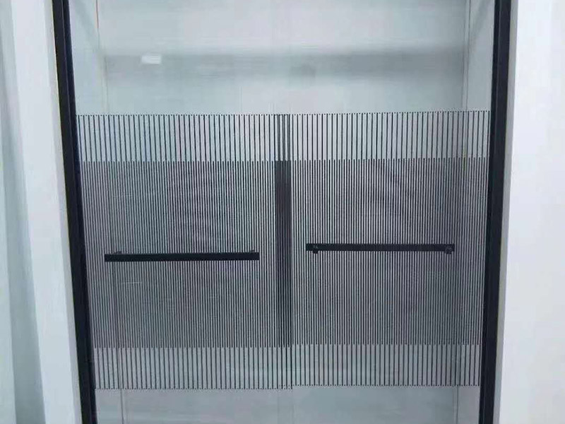 淋浴房安裝維修：組合好底盆零件，調(diào)節(jié)底盆水平，確保盆內(nèi)、盆底無積水。軟管可隨距離遠(yuǎn)近伸縮，將盆底與地漏連接牢固。淋浴房底盆裝好后需要進(jìn)行試水檢驗(yàn)，以確保下水暢通無阻。在淋浴房本體安裝前也要對(duì)已裝好的底盆進(jìn)行及時(shí)保護(hù)。明確衛(wèi)生間水管排布情況，防止打孔時(shí)打爆隱蔽管線。用鉛筆、水平尺確定靠墻鋁材的鉆孔位，用沖擊鉆打孔。在鉆孔處敲入膠粒，用螺絲將鋁條鎖于墻壁。注意需一邊安裝一邊不斷進(jìn)行調(diào)整，以保持鋁材的垂直度。將淋浴房玻璃夾緊鎖于底盆鉆孔處，平玻璃或彎玻璃底部落入玻璃夾槽內(nèi)，緩緩?fù)迫胭N墻鋁材。再用螺絲固定。