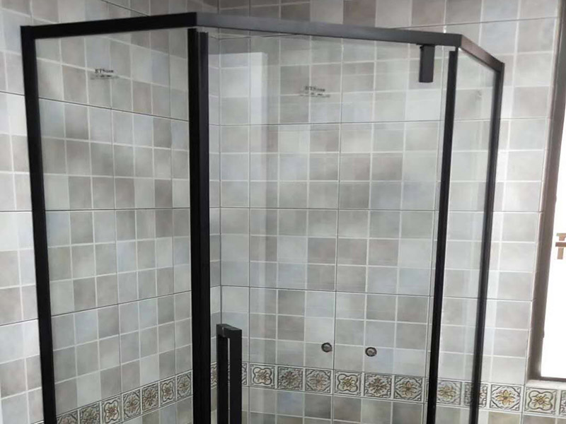 淋浴房安裝維修：組合好底盆零件，調(diào)節(jié)底盆水平，確保盆內(nèi)、盆底無積水。軟管可隨距離遠(yuǎn)近伸縮，將盆底與地漏連接牢固。淋浴房底盆裝好后需要進(jìn)行試水檢驗(yàn)，以確保下水暢通無阻。在淋浴房本體安裝前也要對(duì)已裝好的底盆進(jìn)行及時(shí)保護(hù)。明確衛(wèi)生間水管排布情況，防止打孔時(shí)打爆隱蔽管線。用鉛筆、水平尺確定靠墻鋁材的鉆孔位，用沖擊鉆打孔。在鉆孔處敲入膠粒，用螺絲將鋁條鎖于墻壁。注意需一邊安裝一邊不斷進(jìn)行調(diào)整，以保持鋁材的垂直度。將淋浴房玻璃夾緊鎖于底盆鉆孔處，平玻璃或彎玻璃底部落入玻璃夾槽內(nèi)，緩緩?fù)迫胭N墻鋁材。再用螺絲固定。