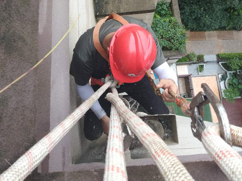 高空外墻防水涂刷：清理墻面基層，新舊面層務必處理干凈，不得有雜物和灰塵，以免影響粘結強度，涂刷防水涂料時基層應干燥?；鶎忧謇砉ば蛲瓿芍?，接下來，清理死角，也就是所謂的陰陽角、施工縫、伸縮縫等比較重要的部位進行處理，尤其注意的是泄水孔要加強處理，需要涂刷2-3遍防水底層涂料。