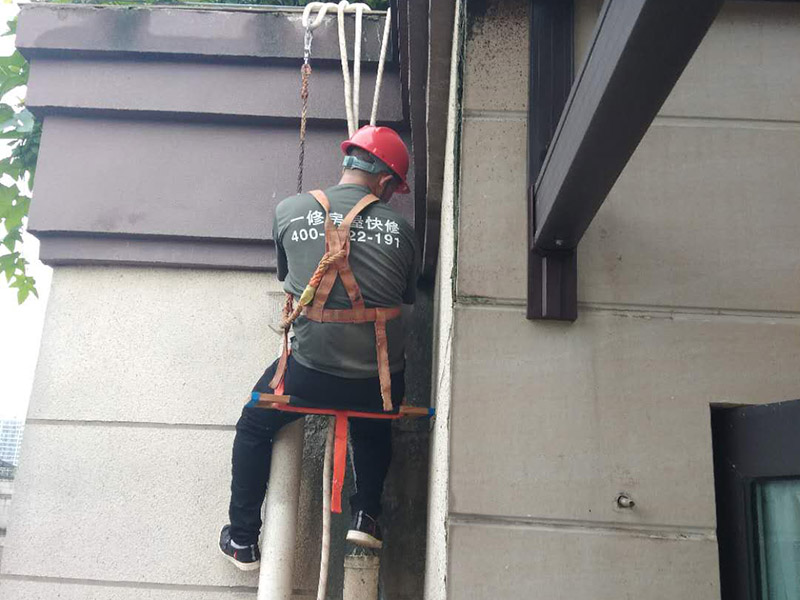 高空外墻防水涂刷：清理墻面基層，新舊面層務必處理干凈，不得有雜物和灰塵，以免影響粘結強度，涂刷防水涂料時基層應干燥?；鶎忧謇砉ば蛲瓿芍?，接下來，清理死角，也就是所謂的陰陽角、施工縫、伸縮縫等比較重要的部位進行處理，尤其注意的是泄水孔要加強處理，需要涂刷2-3遍防水底層涂料。