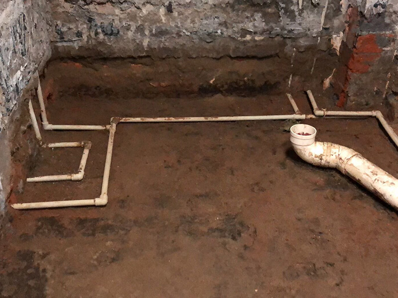 衛(wèi)生間裝修拆除清理:既然是改造，肯定是對衛(wèi)生間的格局或是衛(wèi)浴設(shè)施、地磚、墻磚等地方不滿意，但在改造之前你需要將這些不滿意的地方進(jìn)行拆除，且拆除之后的垃圾也要及時(shí)清理，避免阻礙施工進(jìn)程。將不需要或是不滿意的地方進(jìn)行拆除后，留下的成品需要進(jìn)行施工保護(hù)，防止磕碰到，還可防止被上面的重物或是棱角碰壞。