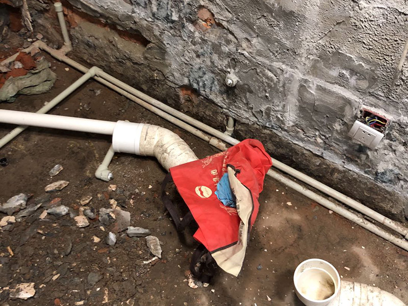 衛(wèi)生間裝修拆除清理:既然是改造，肯定是對衛(wèi)生間的格局或是衛(wèi)浴設(shè)施、地磚、墻磚等地方不滿意，但在改造之前你需要將這些不滿意的地方進(jìn)行拆除，且拆除之后的垃圾也要及時(shí)清理，避免阻礙施工進(jìn)程。將不需要或是不滿意的地方進(jìn)行拆除后，留下的成品需要進(jìn)行施工保護(hù)，防止磕碰到，還可防止被上面的重物或是棱角碰壞。