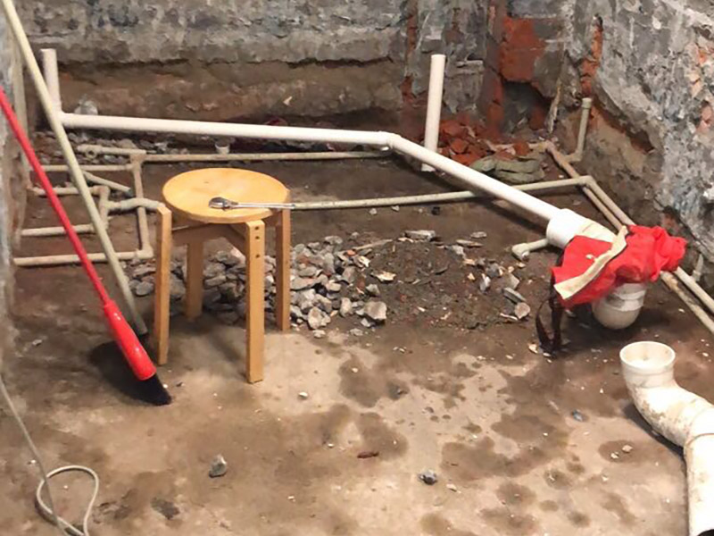 衛(wèi)生間裝修拆除清理:既然是改造，肯定是對衛(wèi)生間的格局或是衛(wèi)浴設(shè)施、地磚、墻磚等地方不滿意，但在改造之前你需要將這些不滿意的地方進(jìn)行拆除，且拆除之后的垃圾也要及時(shí)清理，避免阻礙施工進(jìn)程。將不需要或是不滿意的地方進(jìn)行拆除后，留下的成品需要進(jìn)行施工保護(hù)，防止磕碰到，還可防止被上面的重物或是棱角碰壞。